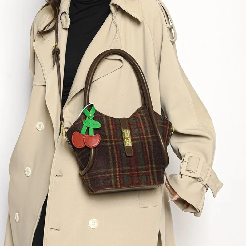 

Ladies PU Leather Clutch Bag with Mirror Inside Compact Suitable for Evening Outings and Small Errands