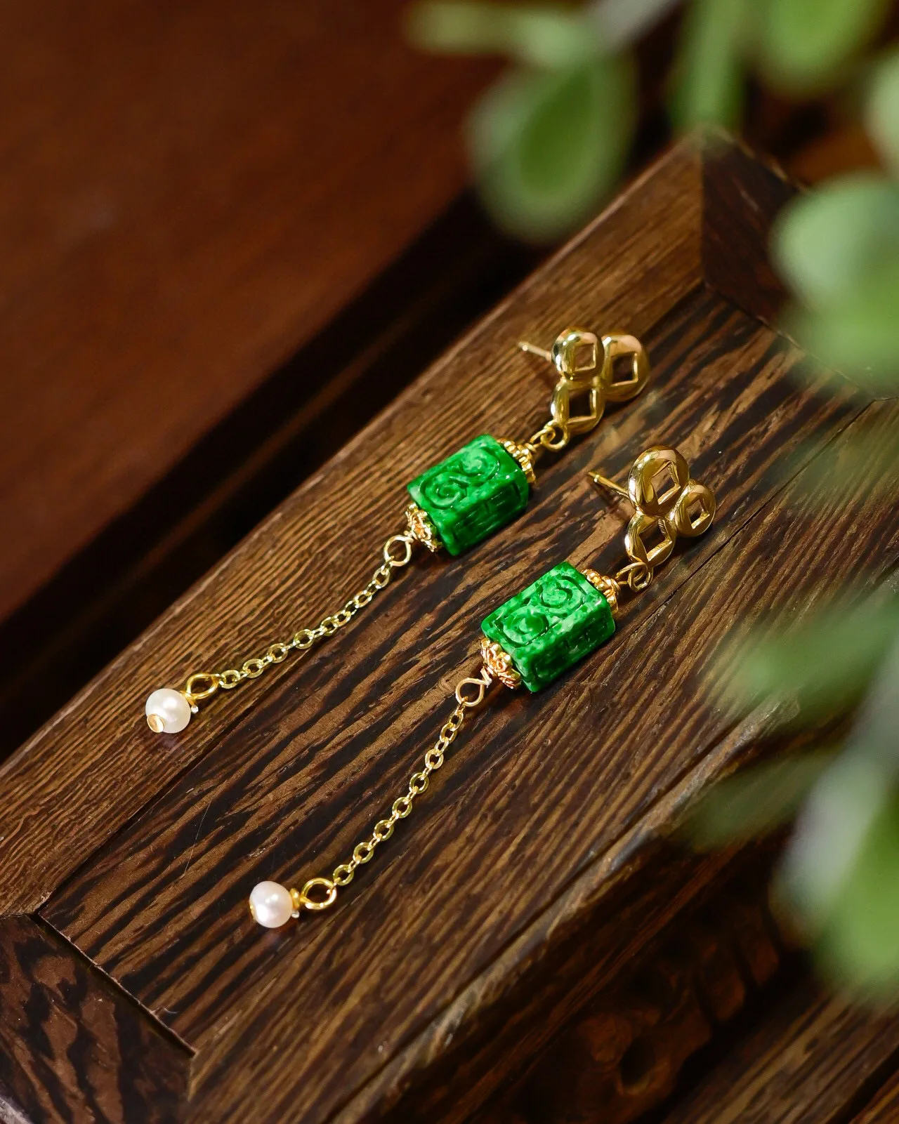 

Серьги из натурального жадеита класса А, пикантные зеленые сухие зеленые резные бусины-бочонки, длинные позолоченные серьги из серебра 925 пробы