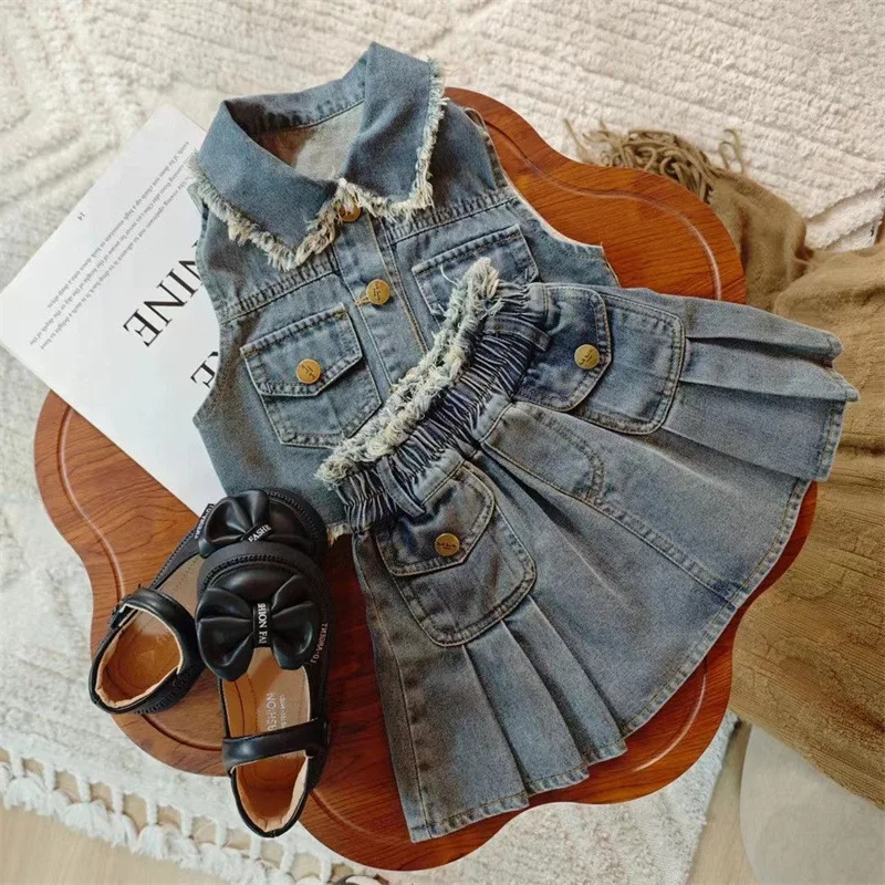 

Korean Style Children's Clothing Summer New Denim Set for Girls Sleeveless Frayed Jacket Pleated Skirt Fashionable Two-Piece Set