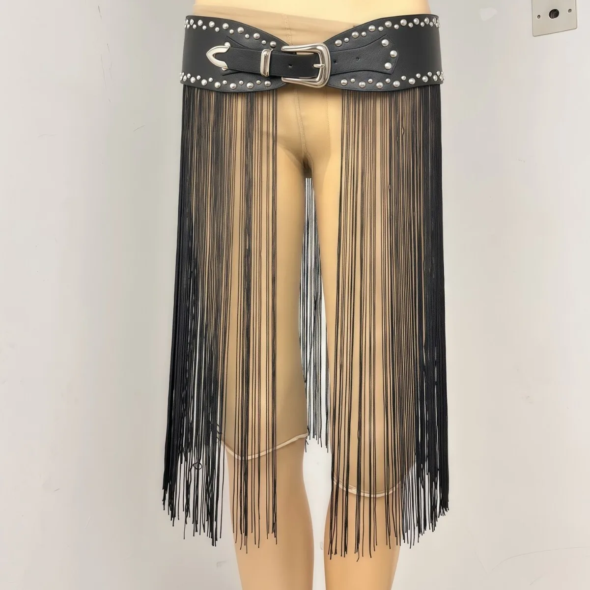 النمط الأوروبي والأمريكي برشام مزين الشرير مع شرابات واسعة سوداء بالإضافة إلى حجم تنوعا الخصر ختم البوليستر شرابة الحزام