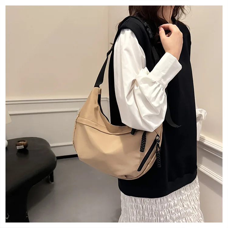 Schlichte und Stilvolle Crossbody Dumpling-Tasche, Leichtgewichtig, Große Kapazität, Umhängetasche, Studenten-Schultertasche, Vielseitige Sporttasche – Detail 13