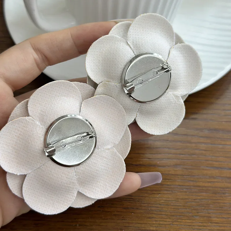 Retro Leather Camellia Flower Brooches for Women Gold and Silver Color Lapel Pin Corsage Fashion Wedding Party Badge Accessories
