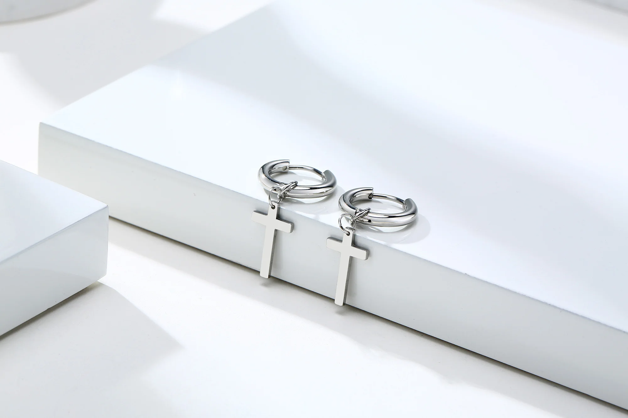 Edelstahl-Ohrring mit Kreuz-Charm für Jungs- und Herrenschmuck – Detail 2