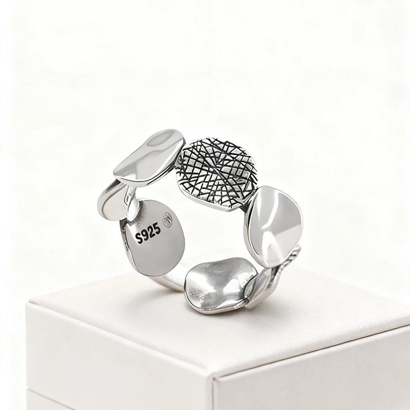 حلقة مفتوحة هندسية غير منتظمة فضية بتصميم شبكي عتيق مناسب لإكسسوارات الطي العصرية الرائعة للفتيات