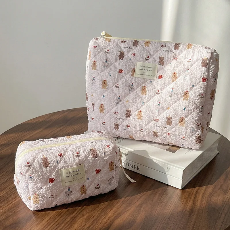 

Korean ins wind floral bear cosmetic bag high value large capacity storage bag student portable toilet bag