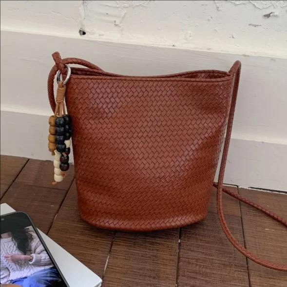 

2025 Новая винтажная сумка-тоут ручной работы для женщин, большая вместительная сумка через плечо, простая сумка-ведро, дизайнерская роскошная сумка для женщин