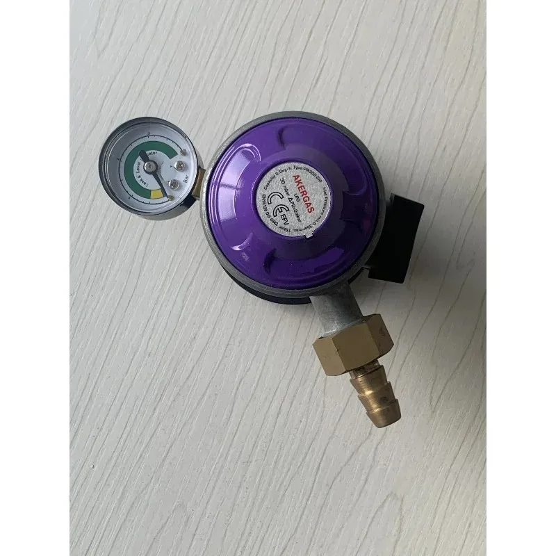 

High quality liquefied petroleum regulator with safety device and gauge