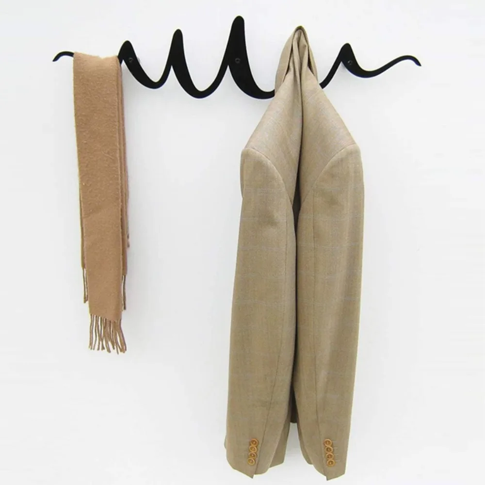 

Современная черная металлическая настенная вешалка для одежды в стиле граффити – художественный волнистый дизайн, прочная и устойчивая к ржавчине, идеально подходит для подвешивания пальто и шляп.