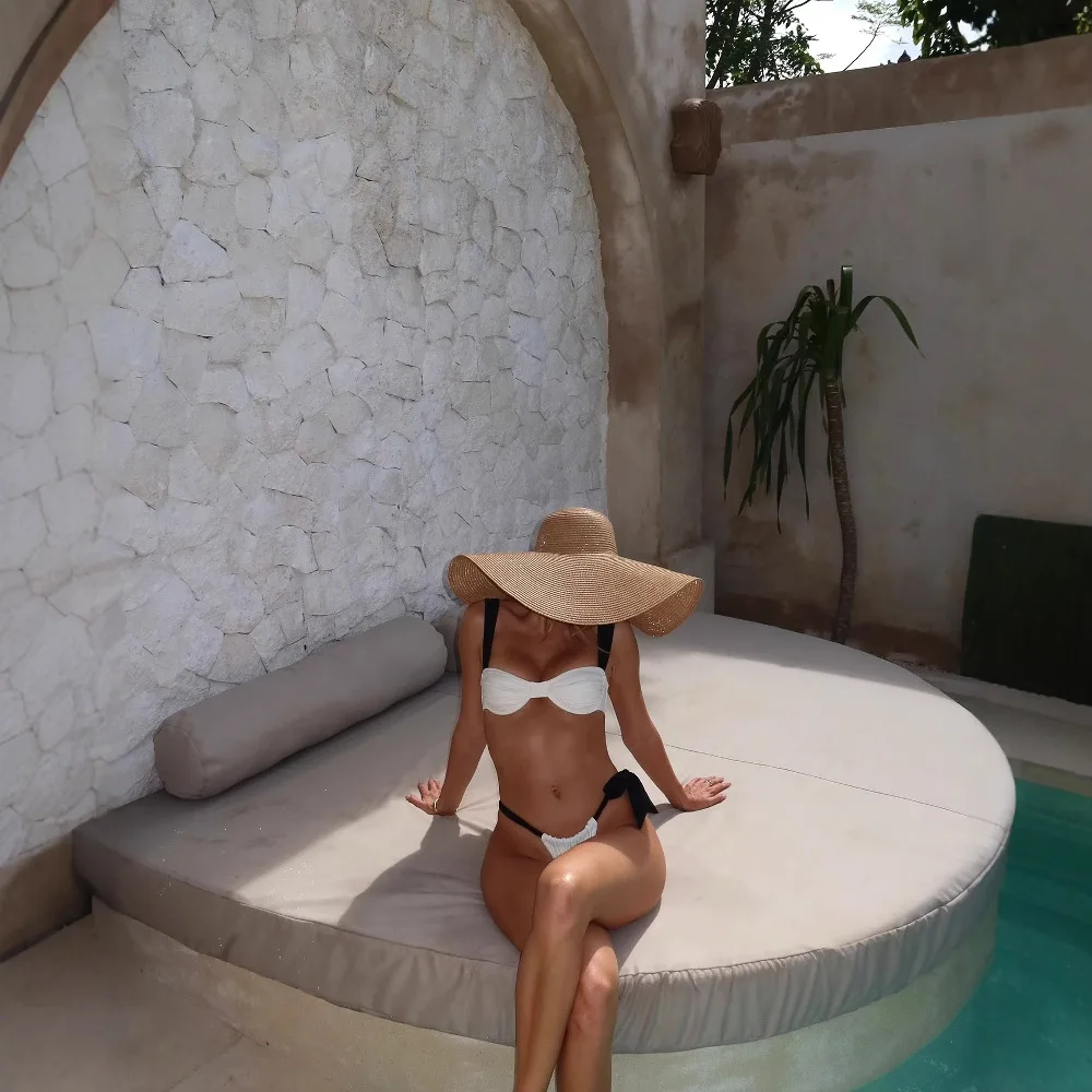 2025 مجموعة بيكيني سميكة عالية الجودة ملابس سباحة مثيرة بدون ظهر بألوان أبيض وأسود