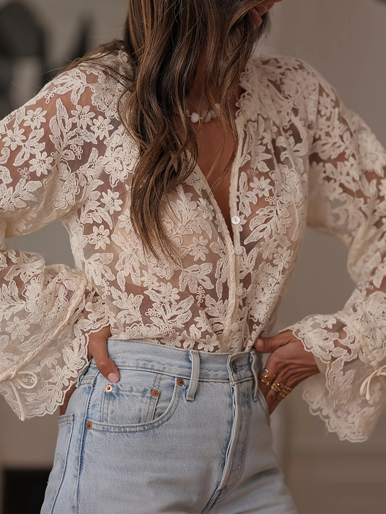 

Женские осенние рубашки, приличные однотонные жаккардовые рубашки с круглым вырезом и пуговицами, кружевной базовый топ с длинными расклешенными рукавами