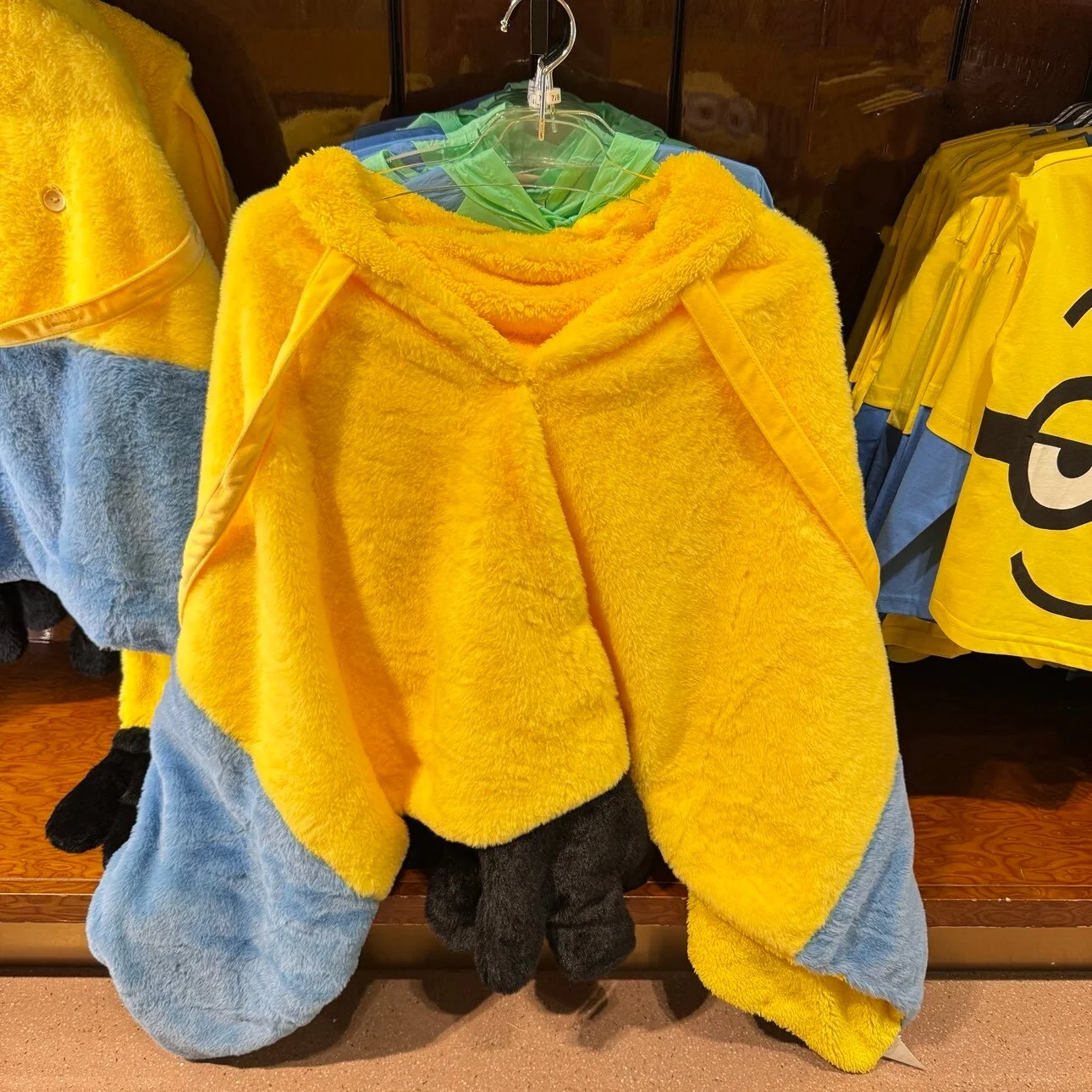Universal Studios Minion Plush Hooded Shawl Warm Blanket Cloak 150×85 cm, Souvenir Birthday Gift for Friends