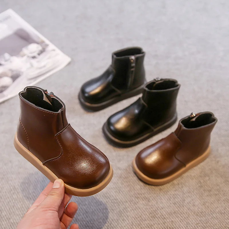 

Модные повседневные теплые короткие сапоги для девочек в 2023 году. Осень и зима. Простые классические модные ботинки с боковой молнией и шитьем.