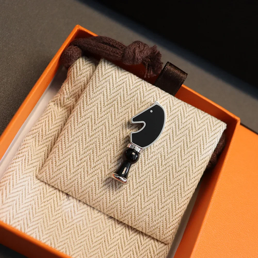 Personalized fashion men and women couple ceramic horse head H enamel chess brooch brooch