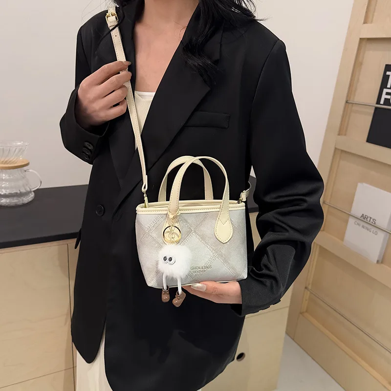 Torebka typu bucket bag na zimę 2025 - minimalistyczna damska torba na ramię, wielofunkcyjna torba do noszenia na skos i do ręki.