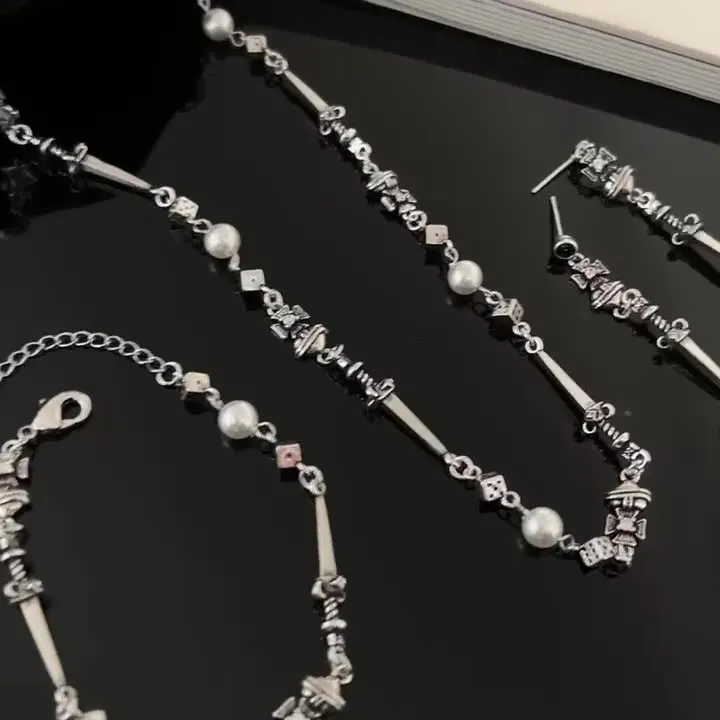 

Vintage Trendy Cool Necklace For Both Men And Women Collarbone Chain Feminine Temperament Niche Design Sense Necklace Accessory