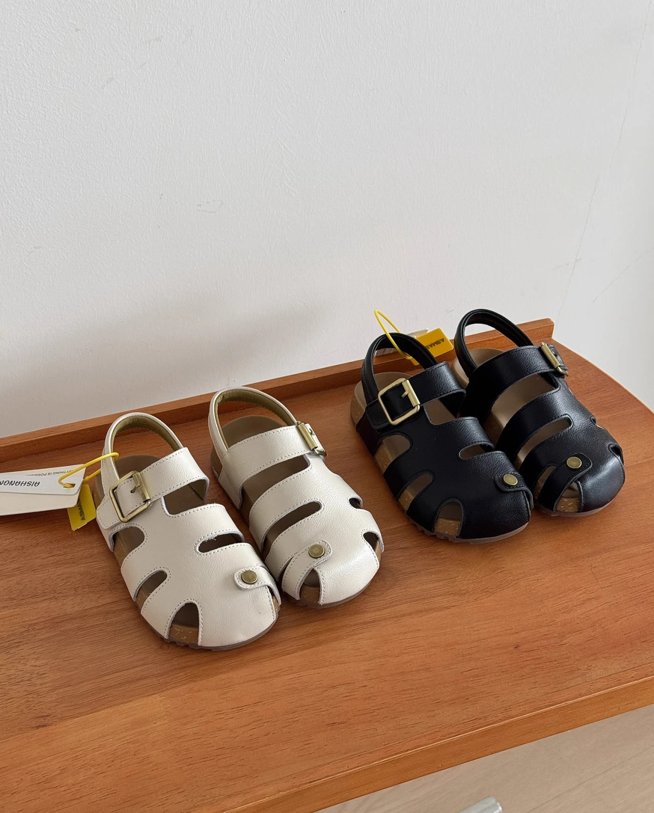 

Нескользящая простая пляжная обувь для мальчиков и девочек, студенческая модная обувь на плоской подошве с вырезами, детские сандалии на толстой подошве с закрытым носком