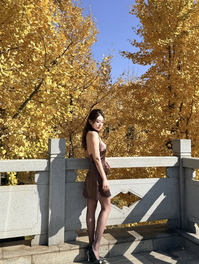 ชุดเดรสออกงานปาร์ตี้วันหยุดคริสต์มาสใหม่สำหรับผู้หญิง ปี 2025 ของ ETJ  แบบเซ็กซี่  ตกแต่งด้วยขนนกที่คอ  ไม่มีหลัง  ไม่มีแขน