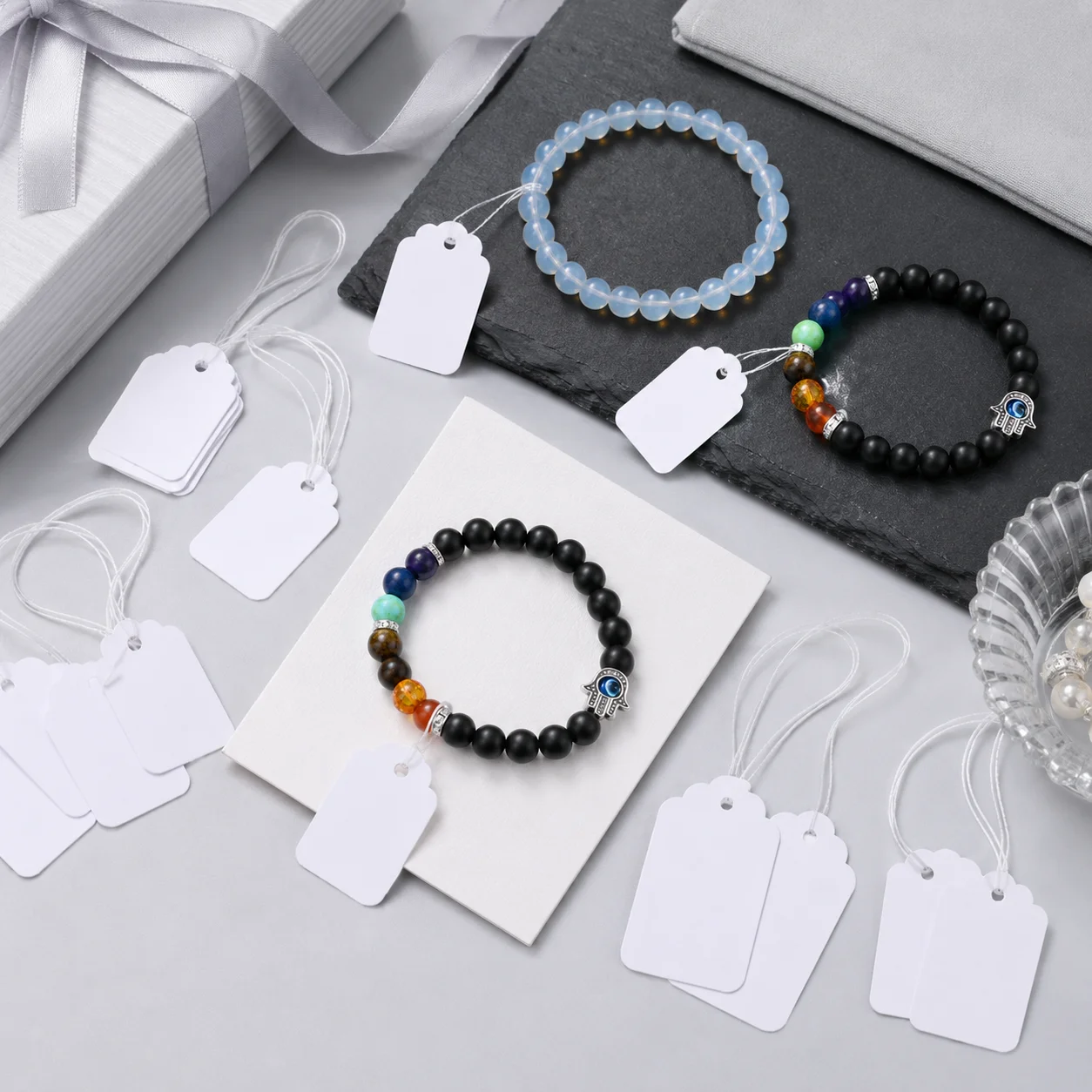 100 Stück weiße leere Preisschilder mit Lanyard, Papier-Hängeetiketten für Schmuck, Ringe, Armbänder und Einzelhandelsdisplays – Detail 6