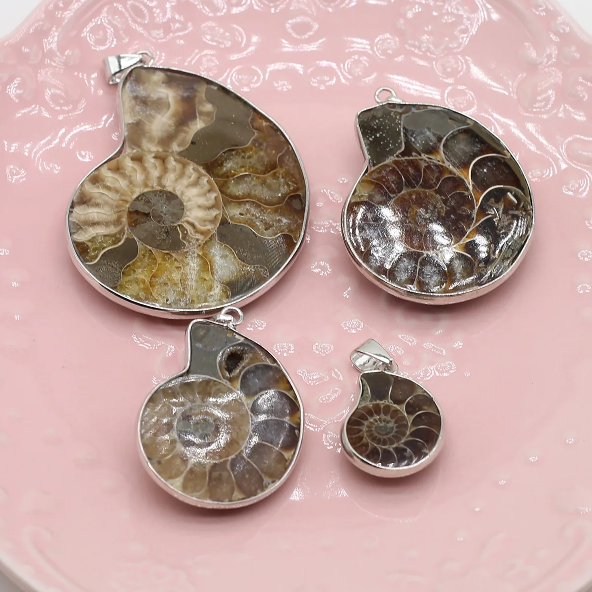 Natural Freshwater Shell Pendant Conch Shape  Mother of Pearl Exquisite Charm for DIY Making Personality Necklace  Accessories