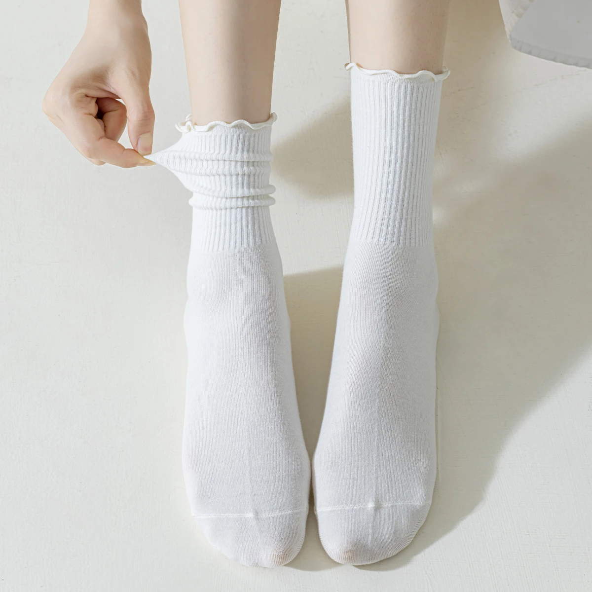 5 أزواج من الجوارب النسائية القطنية للفصول الأربعة بلون سادة وبسيط بحافة أذن عصرية على طراز الكلية مريحة وقابلة للتنفس #3