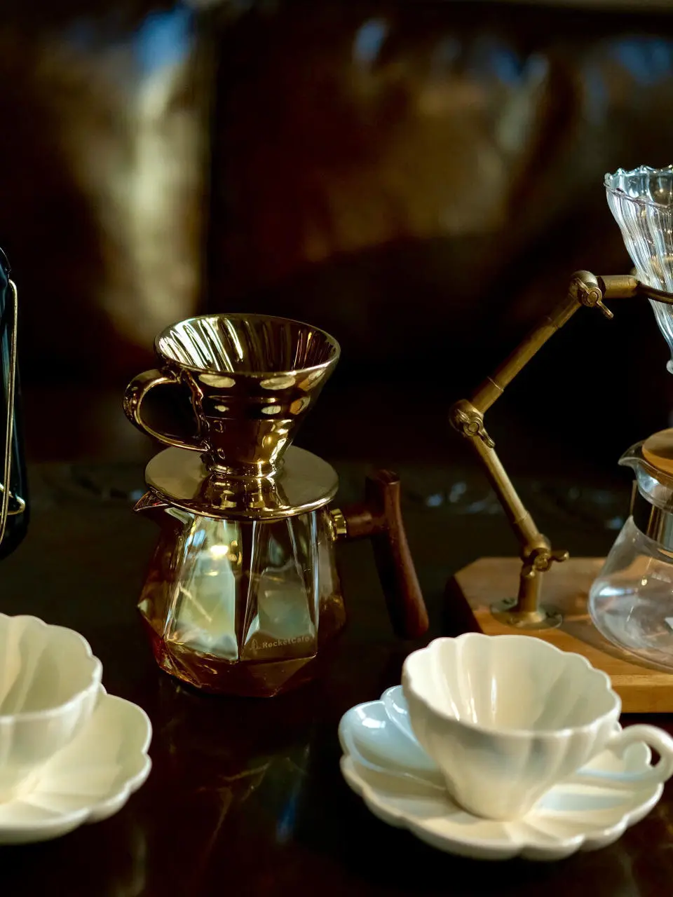 エレガントな花柄セラミックコーヒーカップ＆プレートセット、アフタヌーンティー、レッドティーラテカップ、手作り、電子レンジ・食洗機対応