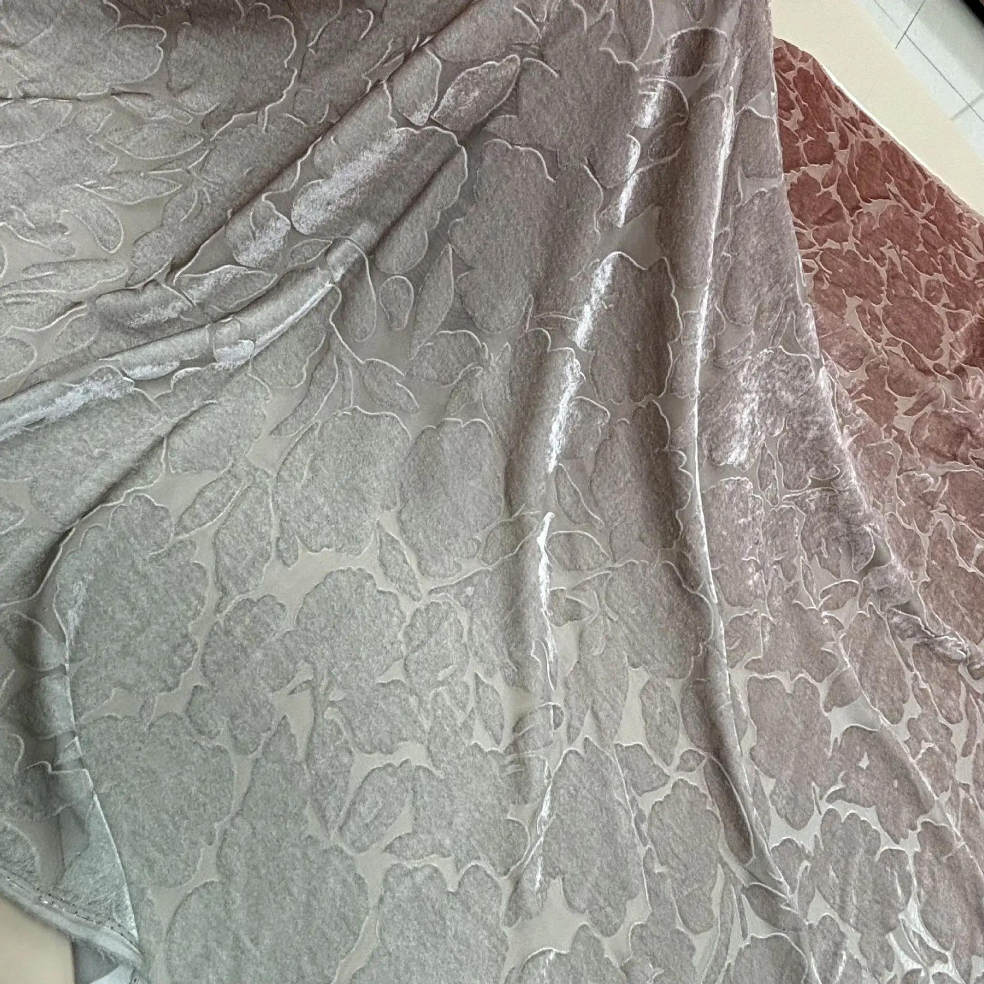 

Silk Burnt out Gradient Clothing Dress Material Woven Velvet Fabric and Cheongsam Cloth