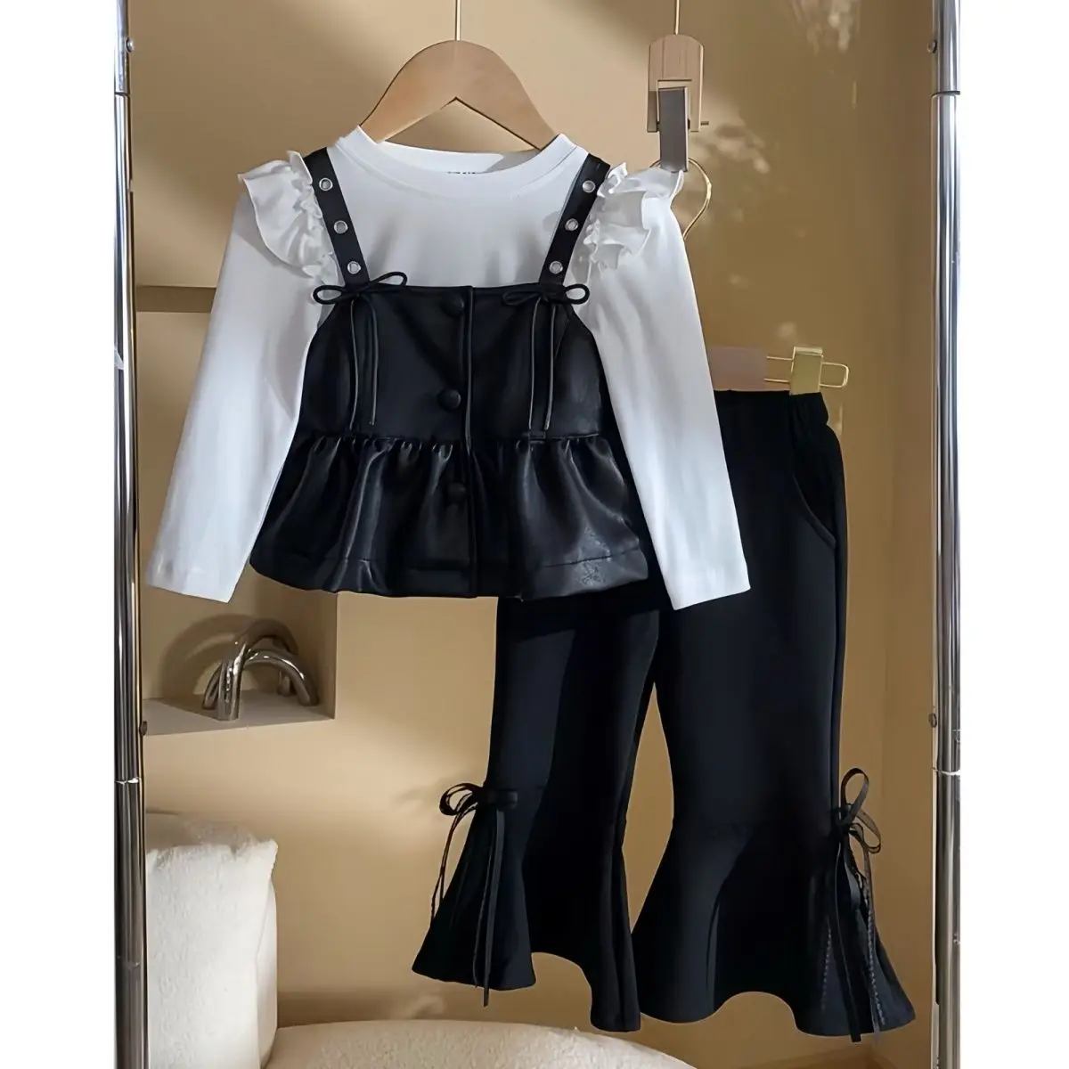 

Осенний комплект для девочек, новинка 2023 года, детский стильный и модный комплект из трех предметов для маленьких девочек, универсальный комплект расклешенных брюк