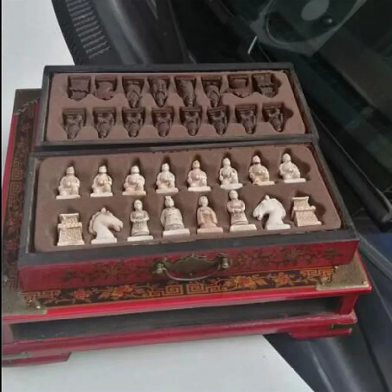 Antique chess pieces of Xi'an Terra Cotta Warriors resin three-dimensional chess pieces wood paste PU chessboard