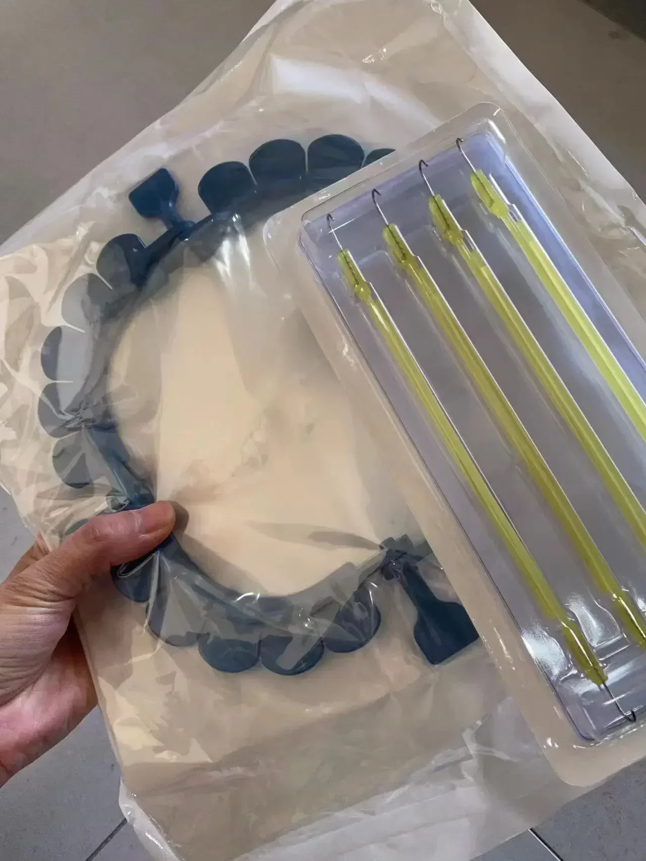 

2025 Single use Gynaecology retractor ring,disposable retractor ring R01.with 8 same hooks