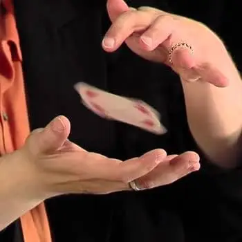 Truco de cartas Hummer del mago Aka, tarjetas de colibrí, primer plano, usando hilo Invisible y cera giratoria, truco de magia flotante