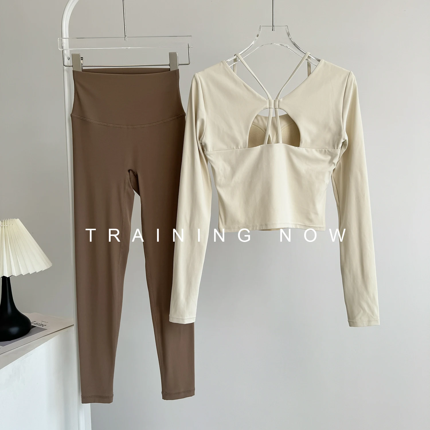 

Красивый женский осенний костюм для фитнеса для йоги с нагрудником для тренировок по бегу, быстросохнущий профессиональный костюм с длинными рукавами