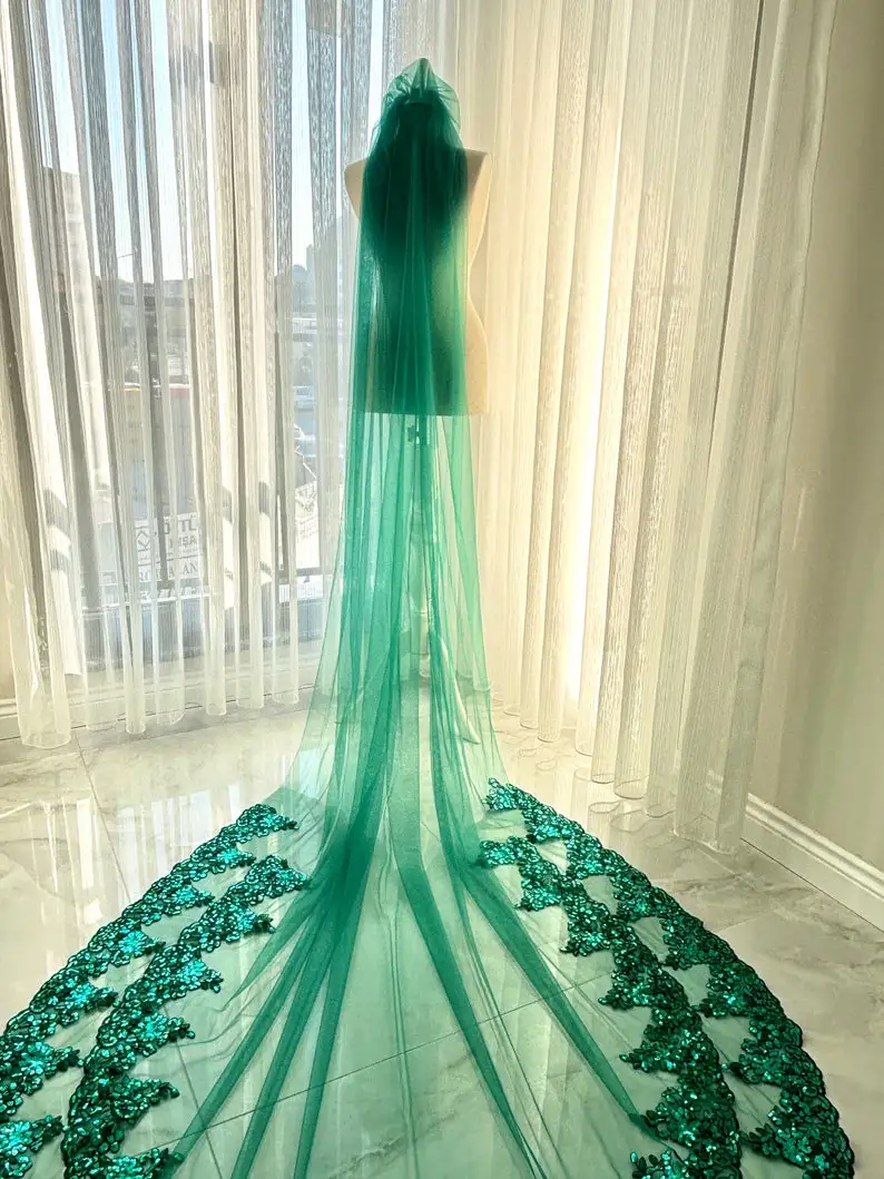 الحجاب الزفاف الأخضر الأزهار الدانتيل كاتدرائية الحجاب مع الترتر الحجاب الزفاف الأخضر تول فستان الزفاف الزمرد المطرزة