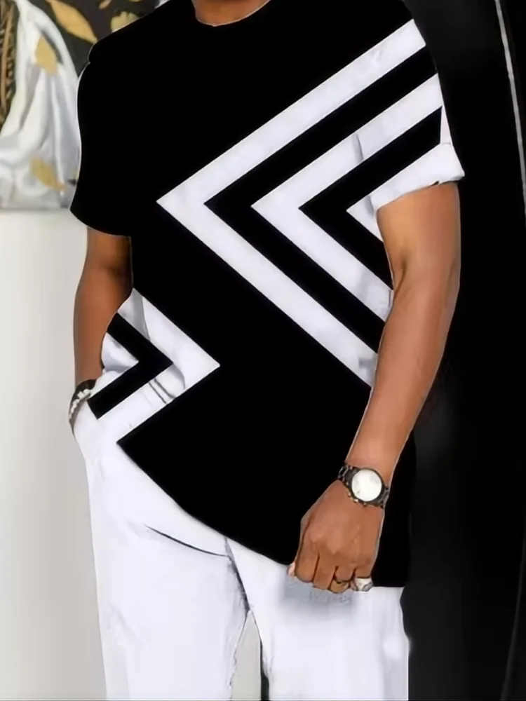 تتميز البدلة الرجالية الصيفية الجديدة لعام 2025 ملابس غير رسمية على الموضة بطباعة مخططة كلاسيكية للشارع، والتي تسمح بمرور الهواء ومريحة