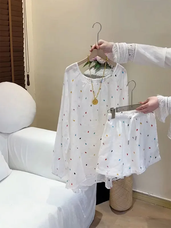 

Летний комплект 2026: Модный женский костюм-двойка с вышивкой в виде сердец, длинными рукавами и шортами, для отпуска, с эффектом омоложения