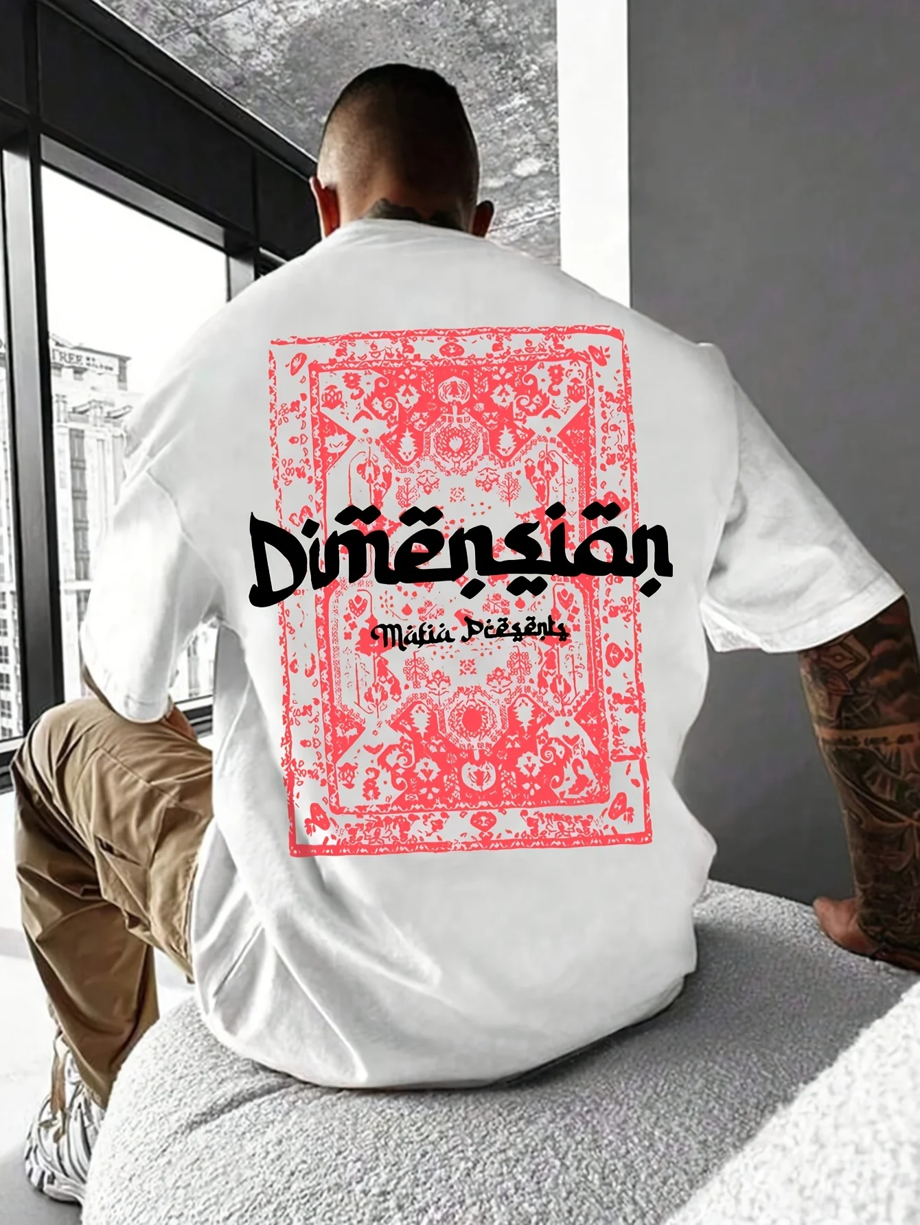 Stilvolles 100% Baumwoll-Herren-T-Shirt mit Rot-Rosa Verziertem Teppich-Print und Gotischem Text Ultra Weich Ideal für Sommerliche Tägliche Kleidung