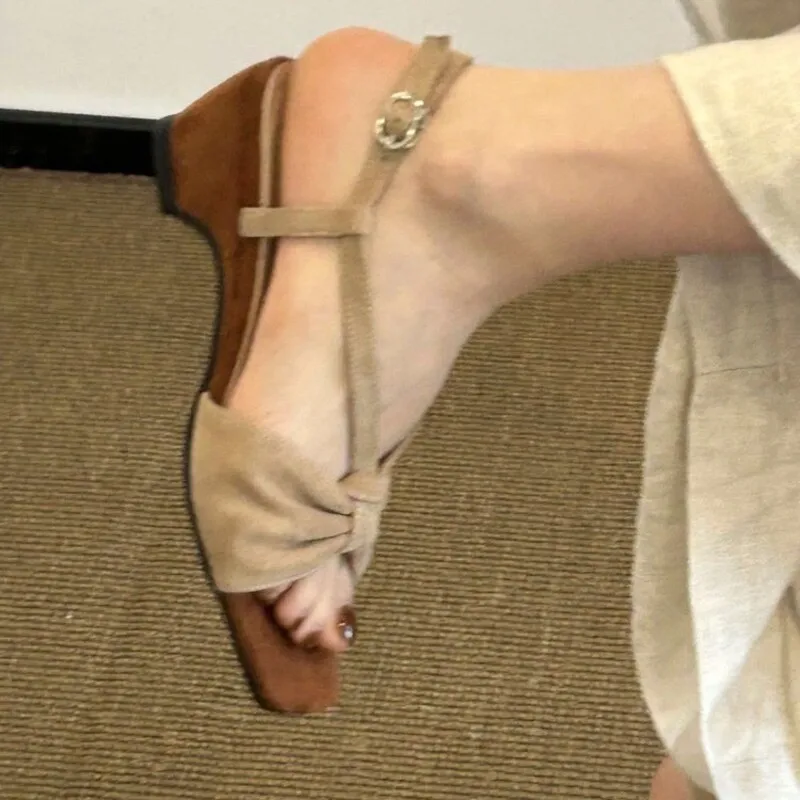 Sandales sexy à talon épais de style romain pour femmes, à porter en été en extérieur, avec sangle croisée, intérieur en cuir, semelle en caoutchouc naturel