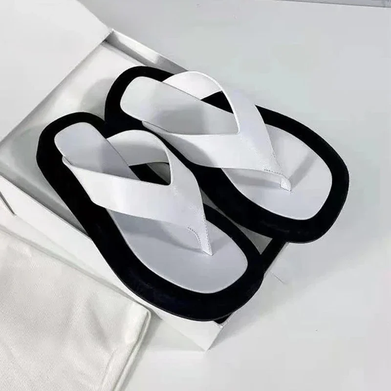 

2025 элегантные женские сандалии, летние пляжные шлепанцы на плоской подошве, кожаные однотонные лаконичные шлепанцы на платформе, шлепанцы, уличные шлепанцы