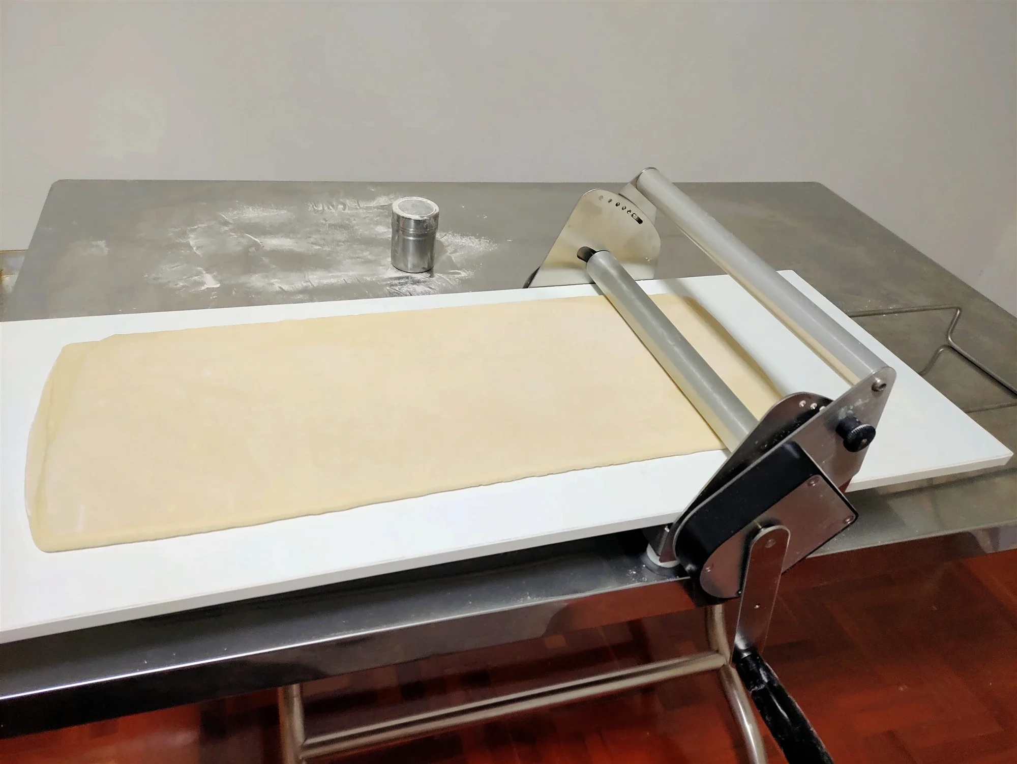 

2025 pastry portable small table top hand manual pizza dough sheeter roller shelter press flattener shetter laminator machine