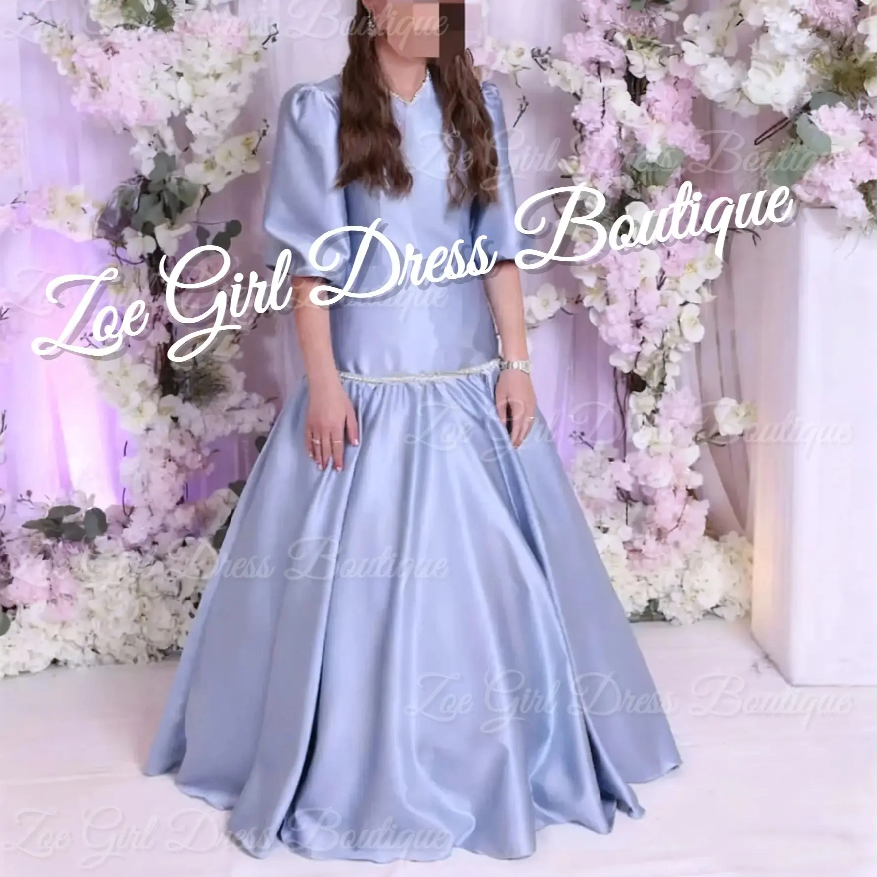 Blaue Satin-Blumenmädchenkleider für die Hochzeit, V-Ausschnitt, halbe Ärmel, Baby-Geburtstagskleider, Erstkommunion-Kleider, individuell gestaltet