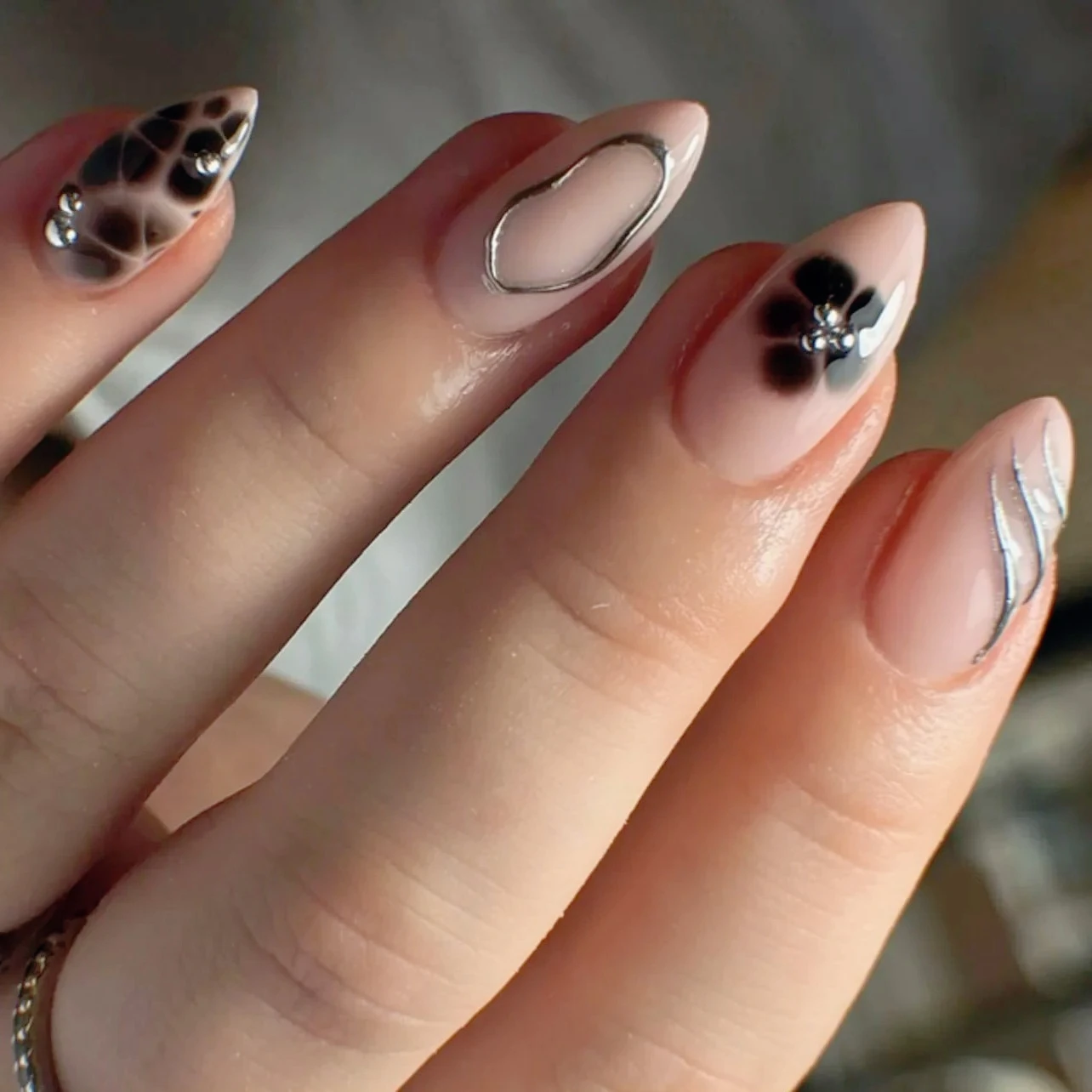 

Flowers Silver Metal Line Almond False Nails Bowknot Snake Pattern Rhinestone Leopard Long Pointed Fake Nails Art Press on Nails