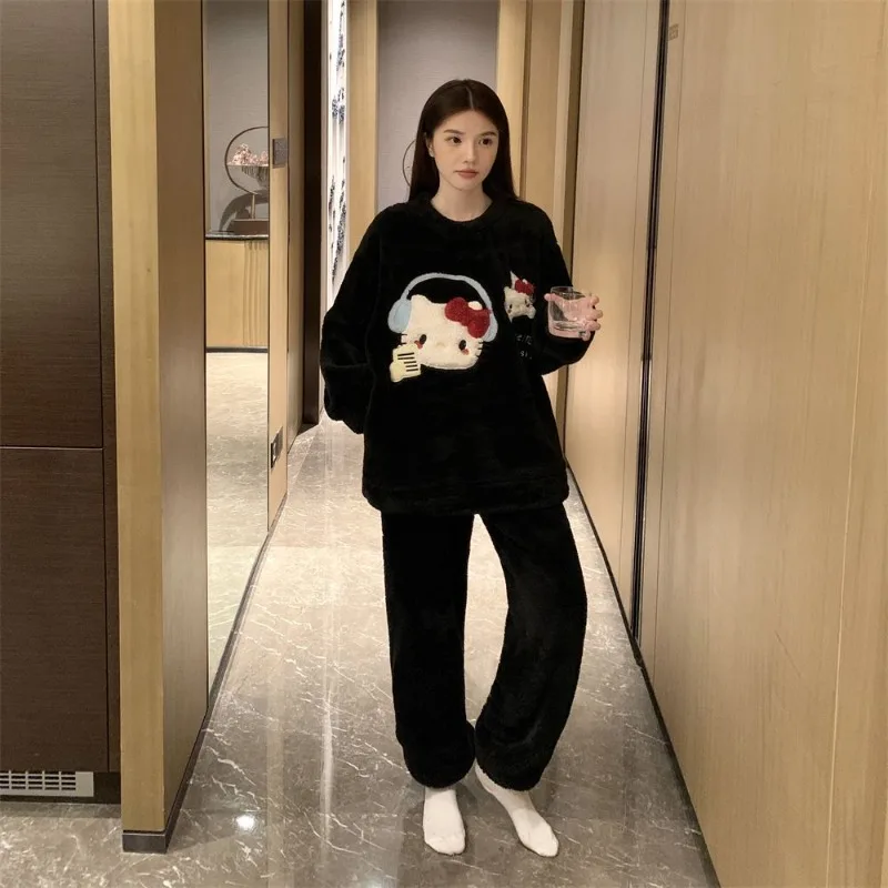 Piżama z aksamitu koralowego dla dziewczyn, jesienno-zimowa, czarna, z motywem Hello Kitty, gruby aksamit, luźny krój, uroczy styl Ins, komplet do noszenia na zewnątrz.