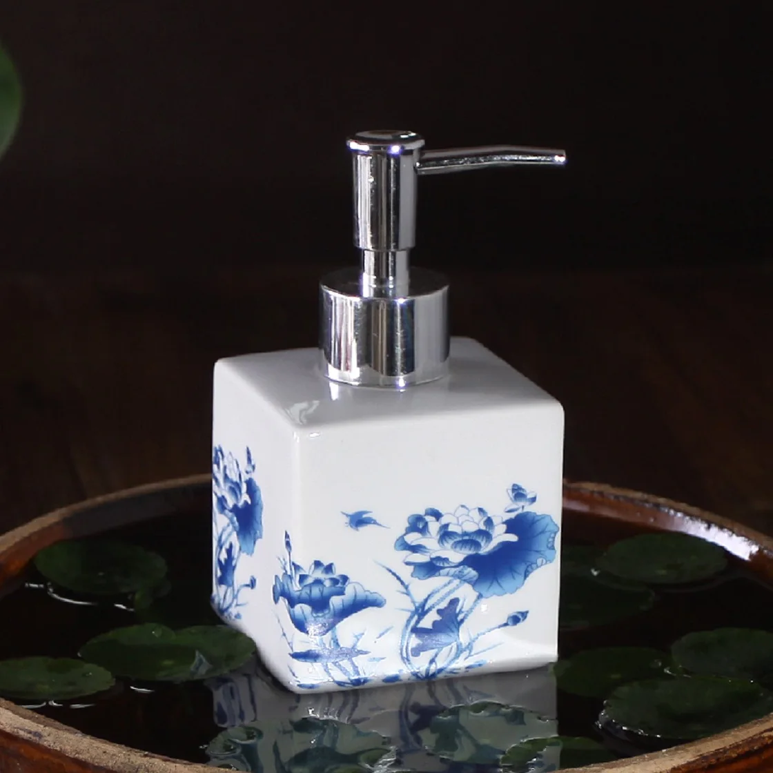 

Creative Ceramic Hand Sanitizer Bottle, Chinese Traditional Hand Sanitizer Bath Bottle, Press Bottle, Blue and White