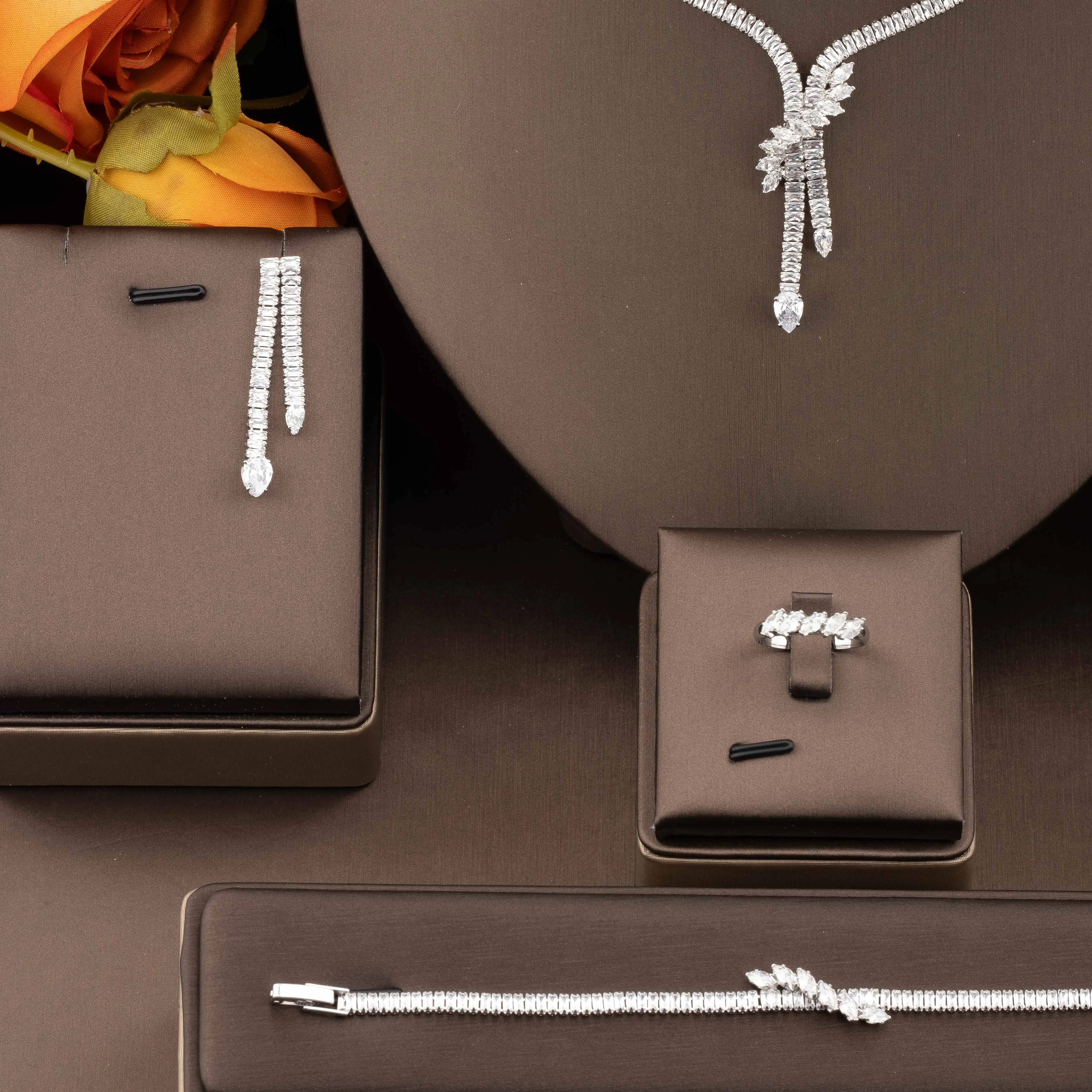 1 set of high-quality, luxurious and elegant cubic zirconia vine design jewelry set suitable for women to wear at weddings and banquets. Gift box not included