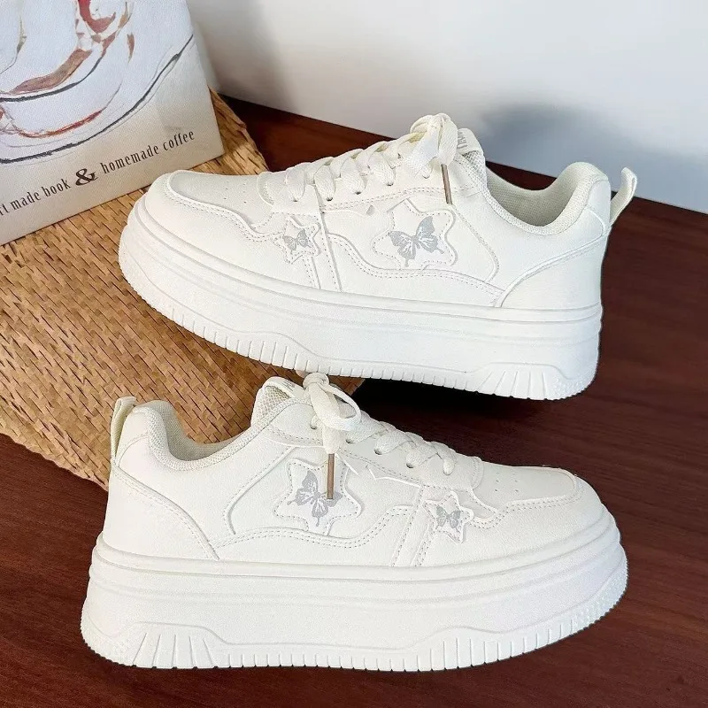 الخريف الساخن النسخة الكورية موضة الاتجاه ستار فراشة حذاء أبيض صغير تنفس الارتفاع زيادة سميكة سوليد حذاء رياضة كاجوال