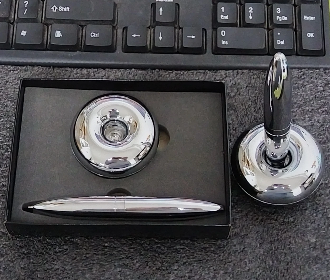 Magnetic Levitation Pen, Black Technology Ornament, Student Business Office Gift, High-end Sense, Niche, Strange and Peculiar
