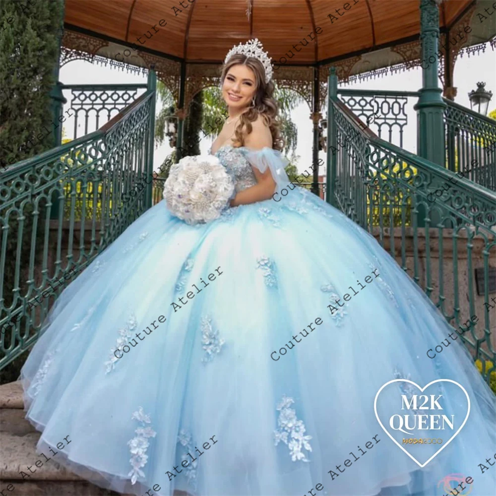 Weiße Spitzenapplikationen mit Perlen, schulterfrei, Quinceanera-Kleider, Ballkleid-Hochzeitskleid mit Umhang, süßes 15-/16-Kleid nach Maß