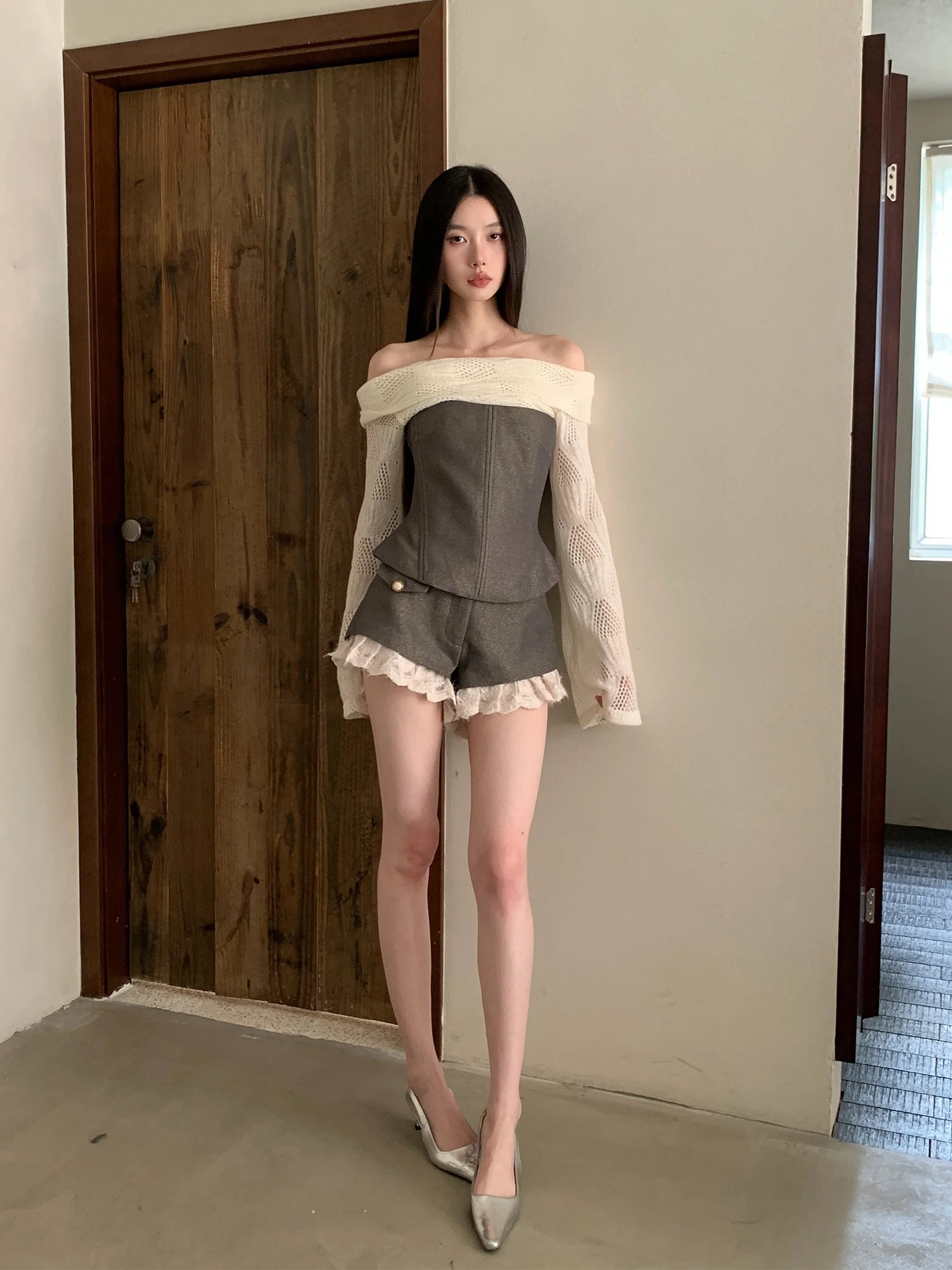 

Комплект Moxi Spicy Girl: вязаный жилет на одно плечо с пэчворком и шорты. Женская модная повседневная одежда. Осенняя коллекция.