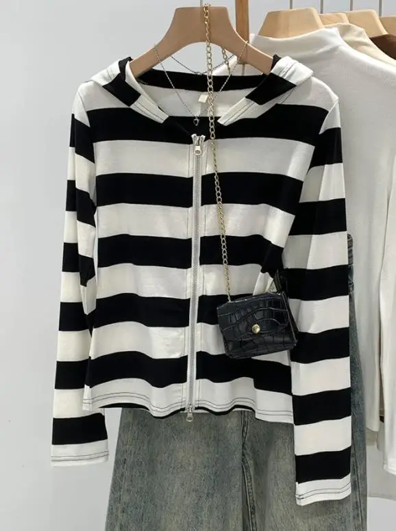 

Autumn Vintage Classic Striped Printed Zipper Front Hooded Jacket for Women's Casual, Simple and Versatile Long Sleeved Jacket