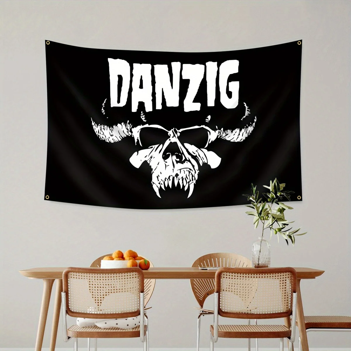 نسيج حائط جريء وحاد: احتضان الظلام والدرامي مع التصميم المذهل هذا الذي يتميز بالاسم "DANZIG" في العاصمة