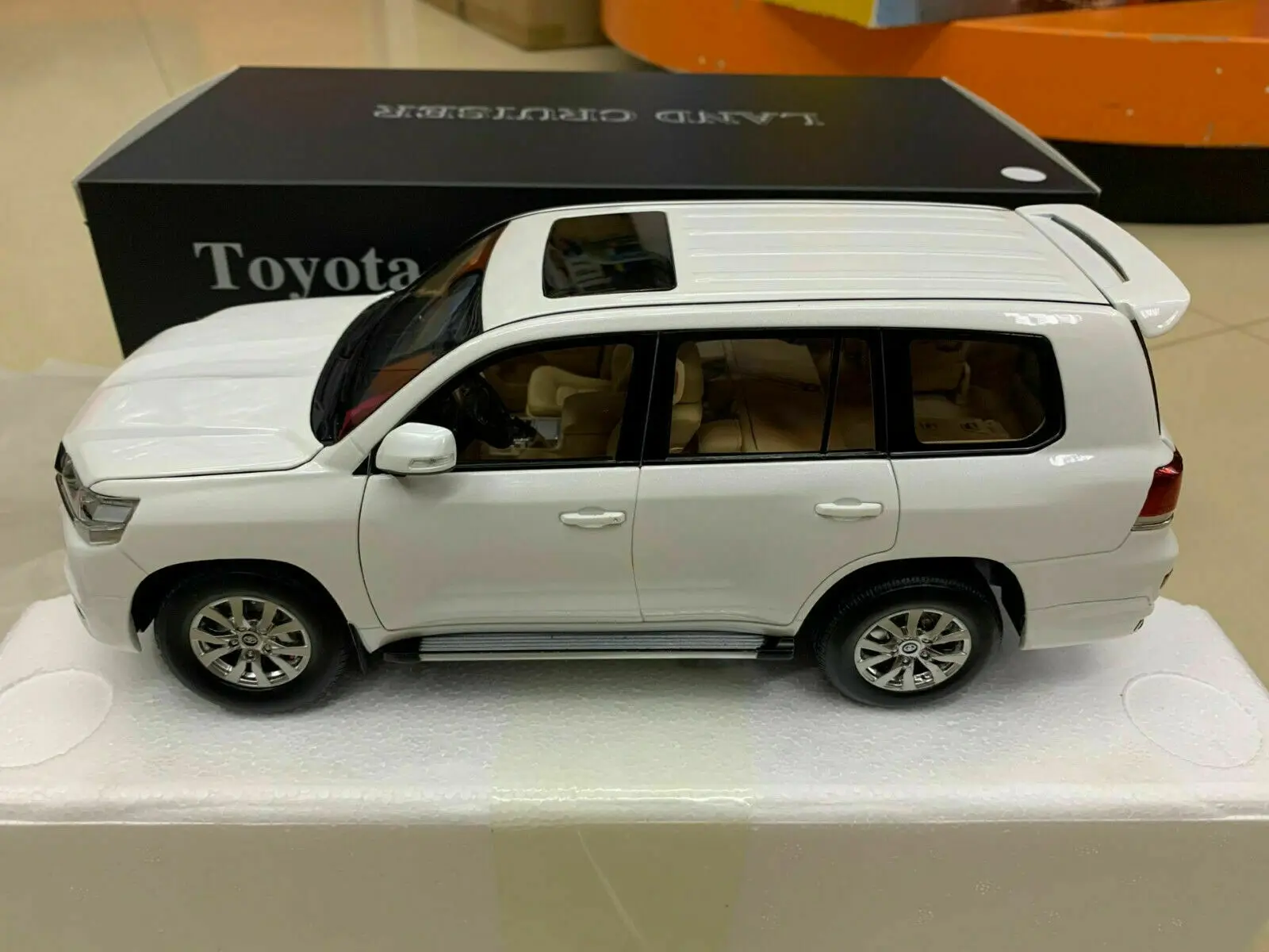 Keng Fai Land Cruiser White Edition 1:18 High-Quality SUV Left Rudder